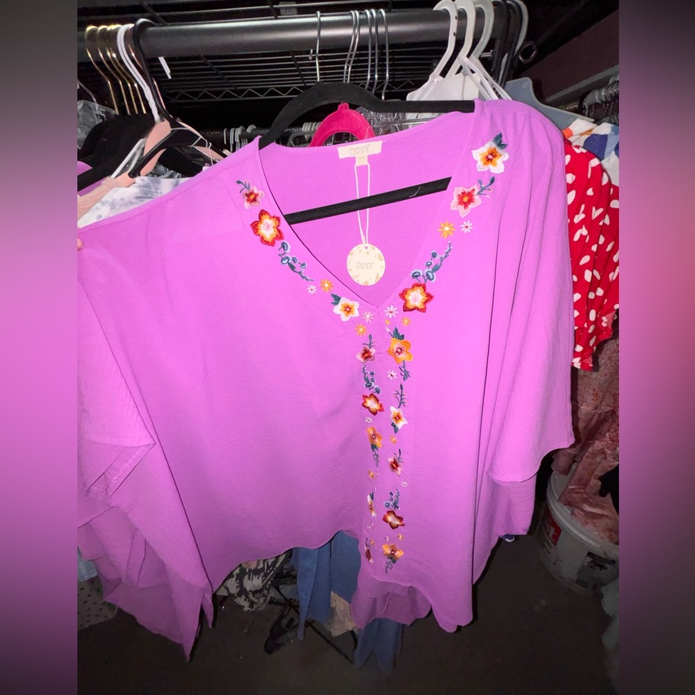 Magenta Floral Embellished v-neck Blouse🌸